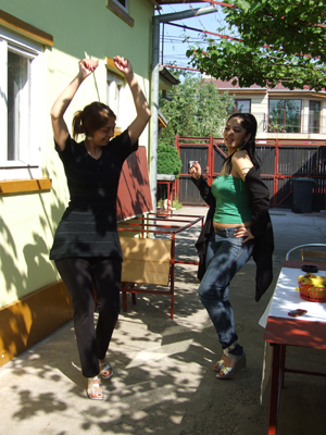Dancing to manea music Dancing to manea music