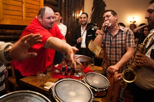 Wise guys observe performers of manele